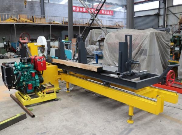 A tabela de deslizamento circular da serração da lâmina gêmea de 7.5KW 400mm viu a máquina diesel - posto
