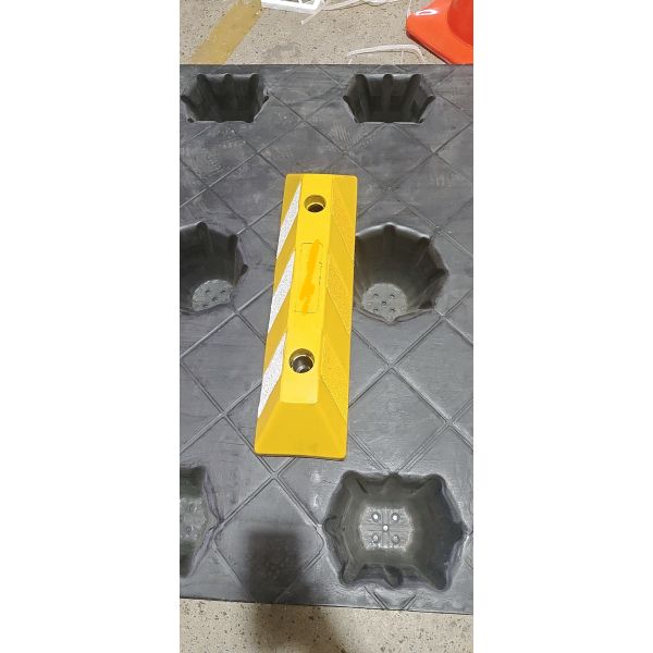 Yellow Roadsafe Car Speed Bump Reflective Wheel Stopper Car Stop Rubber Parking Lot 55*10*15cm Ramp Hump Stopper