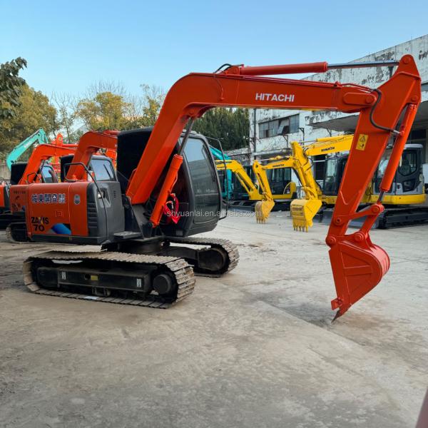 Excavateur HITACHI ZX70 de 7 tonnes d'occasion avec peu de temps de travail et en bon état