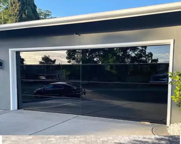 Porta seccional de alumínio preto com excelente isolamento e vidro de vidro duplo vidro automático de alumínio preto