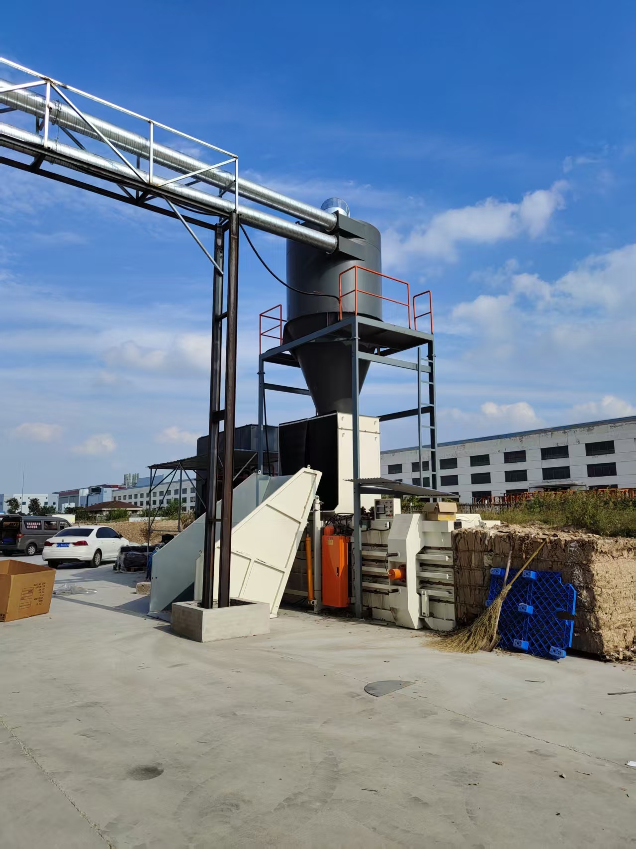 Vertical Waste Paper Baling Press Machine 20-80 Tons Compression Force And Side Door For Easy Bale Ejection