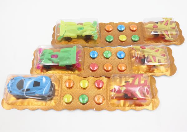 Les beaux jouets d'avion de voiture avec le bonbon à nouveauté de sucrerie pour des enfants font la fête la sucrerie