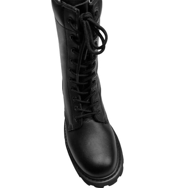 Мужские противомасляные черные кожаные ботинки делают работу на открытом воздухе более комфортной