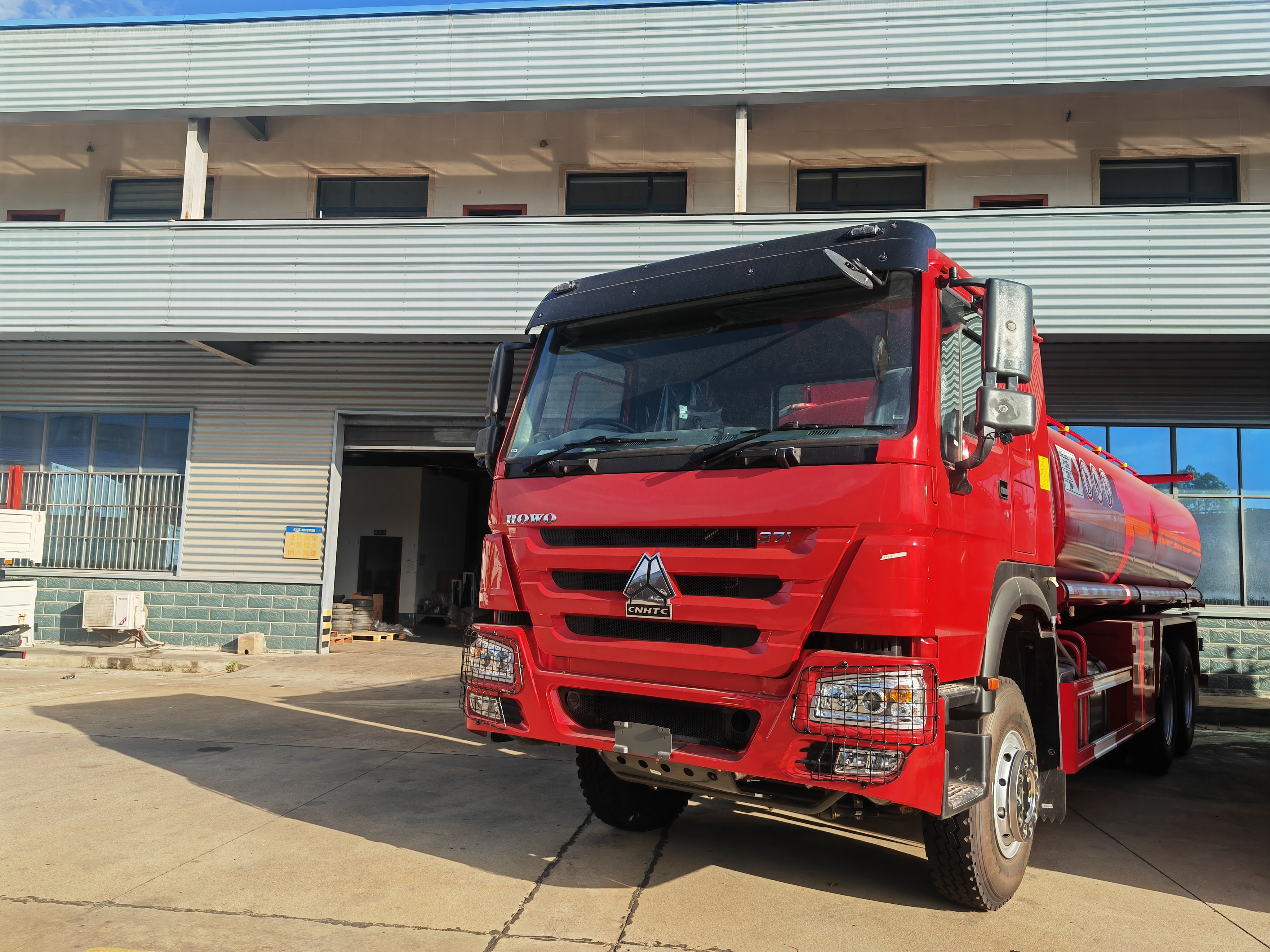 HOWO 371 HP 6×4 18,000L Fuel Tanker Truck with Fuel Dispenser