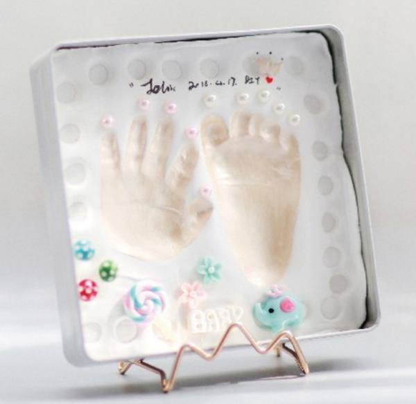 Modern Style Newborn Baby Keepsake Tin Kit For Kids Hand / Footprint Mental Stand