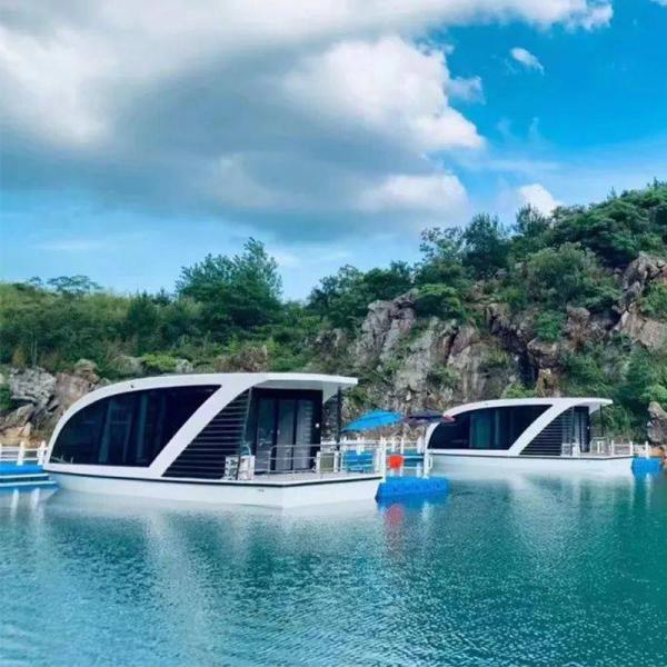 6 personnes salon maison bateau longueur 8m avec canapé et télévision pour les vacances en famille