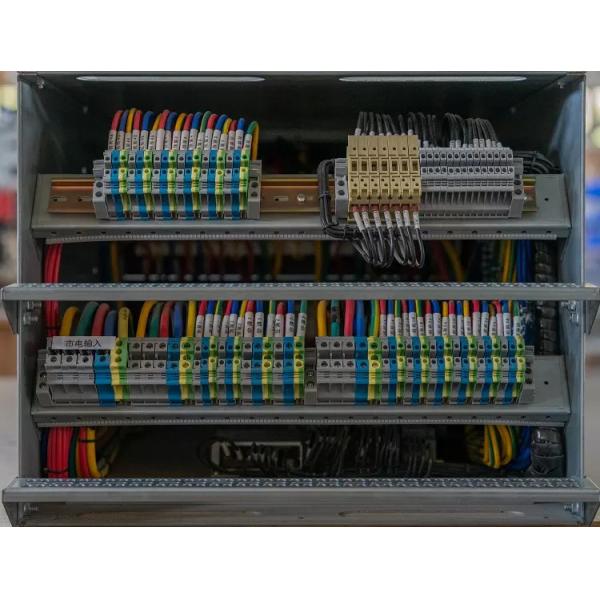 Шкаф 48V сервера блока 22U распределения силы PDU центра данных