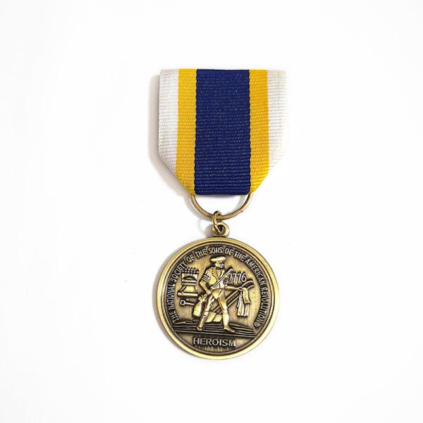 Des médailles et des insignes en laiton rond