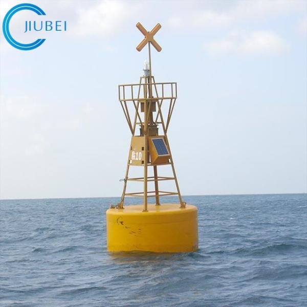 Желтая отметка ставит бакены в воде маяк морской навигации ставит бакены отметки морской навигации
