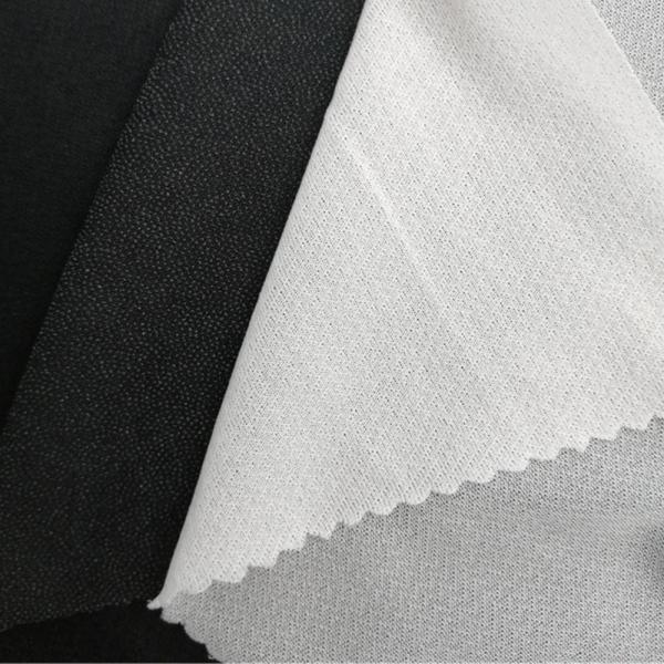 Noircissez le crochet couvert et l'oeil de tissu utilisés pour le pardessus, la robe et les pantalons