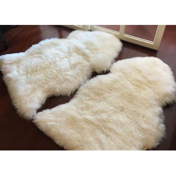 Половик пола меха живущей комнаты мягкий белый, ровные крышки автокресла овчины