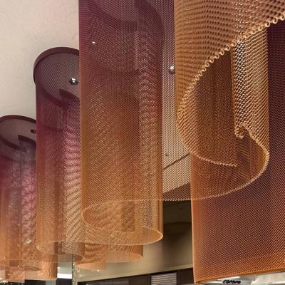 アルミニウムカスケードチェーン装飾ゴールデンメタルスチールワイヤーメッシュ天井装飾金属コイルカーテンファブリック、スクリーンルームディバイダー用