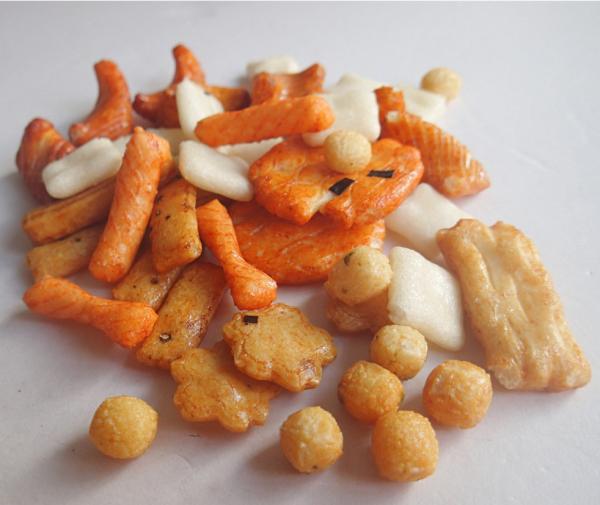 Os biscoitos japoneses doces do arroz do OEM de China misturam petiscos do biscoito do arroz