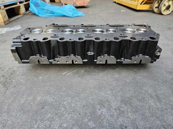 04293366 Engine Cylinder Head Volvo D5e Cylinder Head Assy