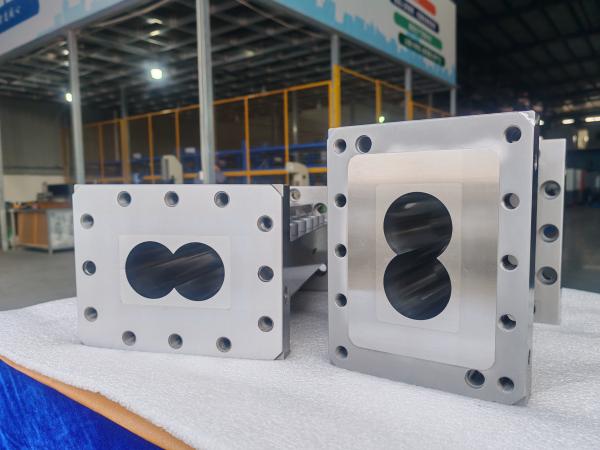 Corps de la machine d'extrusion à vis jumelées en plastique avec système de refroidissement, corps ouvert