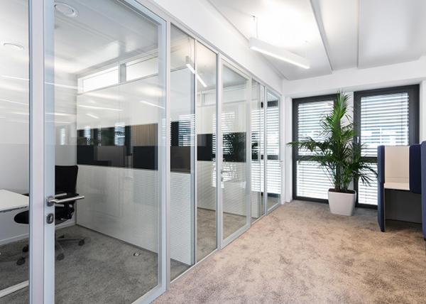 Fábrica de fornecimento direto Parede divisória de vidro pré-fabricada para escritório Hotel Casa de reuniões