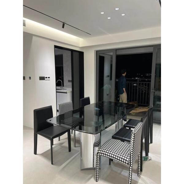 Cabine contemporânea da mobília de vidro do restaurante do hotel que assenta a mesa de jantar preta