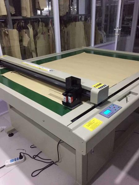 Machine de découpe de tissu en maille, panneau en mousse PVC et tissus non tissés avec épaisseur de coupe ≤ 3 mm