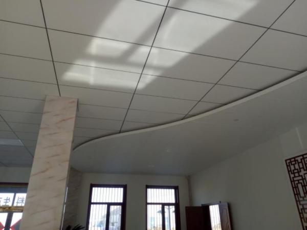 Design Fireproof Spray Coating Fiberglass Ceiling Board for Concealed E Decoration
