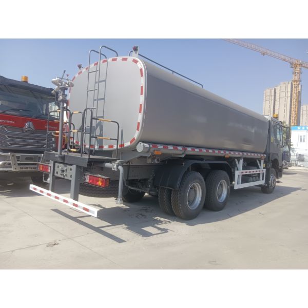 Sinotruk Howo Sprinkler Water Tank Truck 10-25CBM 6 X 4 Euro 2 371HP White