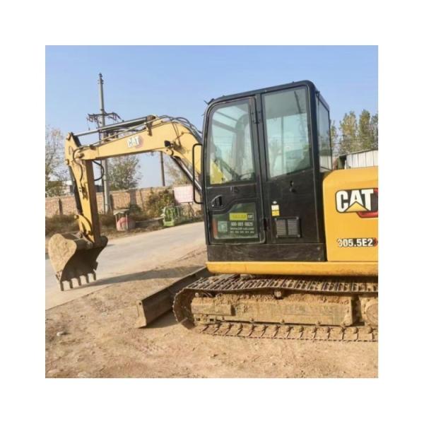 Excavadora Caterpillar 305.5E, peso operacional de 5,3 toneladas e cilindro hidráulico original