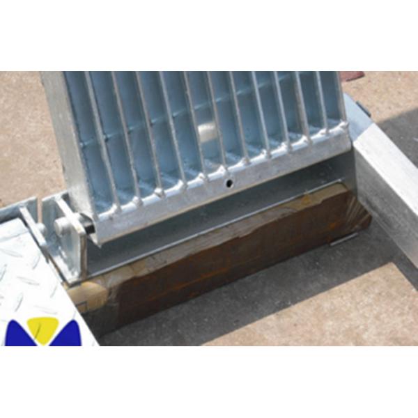 Hot Dip Galvanized Pig Farm Equipment Iron / Steel Farm Gates Anti Corrosion