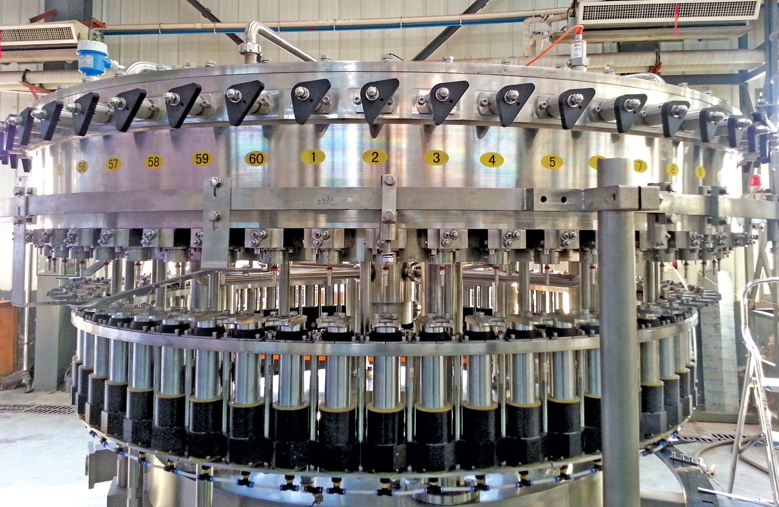 Равное давление 24000 BPH Carbonated машина завалки безалкогольного напитка