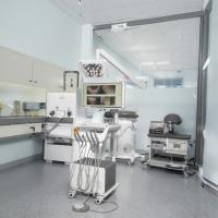 Máquina de tratamiento dental profesional de fábrica dental con luz de operación Unidad dental portátil con compresor de 550W