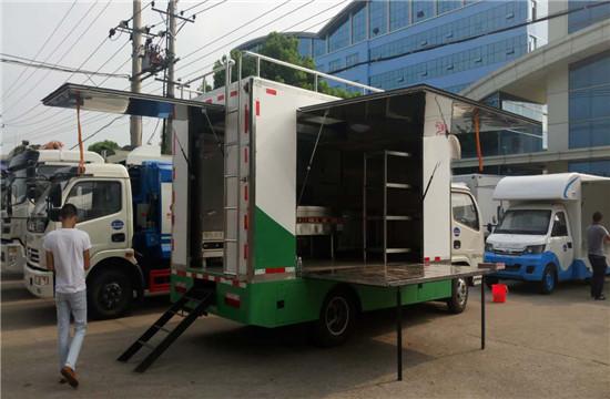 DongFeng 4.5ton  4.5-meter Double-door Stainless Steel Extended Dining Car on Both Sides Cold and Fresh Cabinet Dining Truck