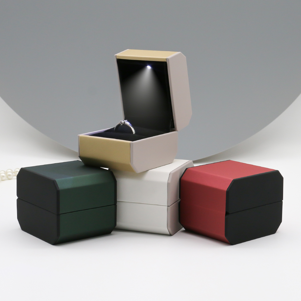 White Plastic LED Light Jewelry Box Set Fashionable Elegant Led Necklace Box For Wedding