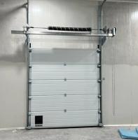 Porta seccional branca com fechadura automática