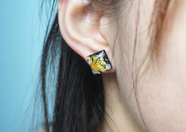 Van Gogh’s Guess Handcrafted Black Square Dry Flower 925 Silver Stud Earrings For Sale