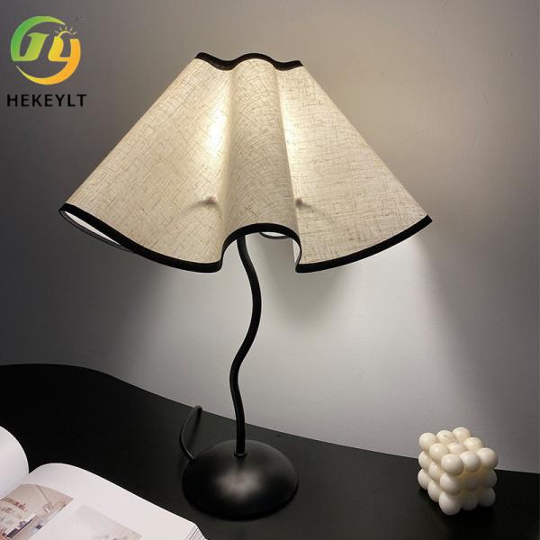 Lâmpada de mesa de beira de cama LED moderna Petal Paraguas Tipo S-Bar Lâmpada de mesa de quarto de hotel de metal