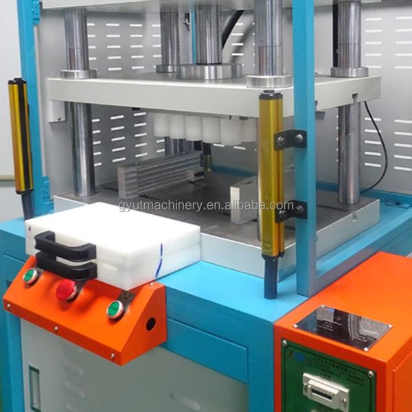 Основные функции Формирование и штампирование ванных бомб с помощью ручного мультипресса