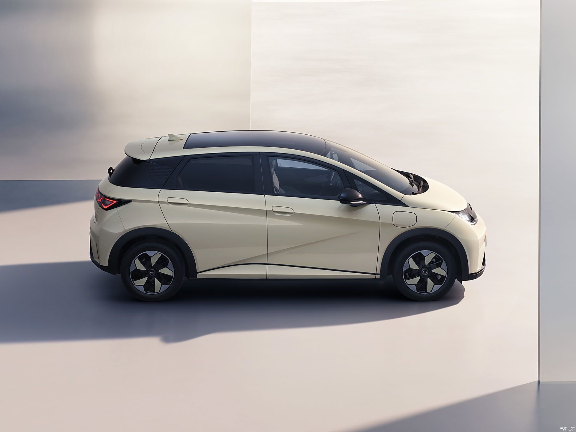2025 BYD Dolphin, EV дальность увеличена до 520 км, конфигурация обновлена, цена неизменна