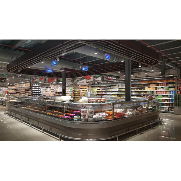 O supermercado fino do ângulo direito indica o refrigerador para a mostra da carne