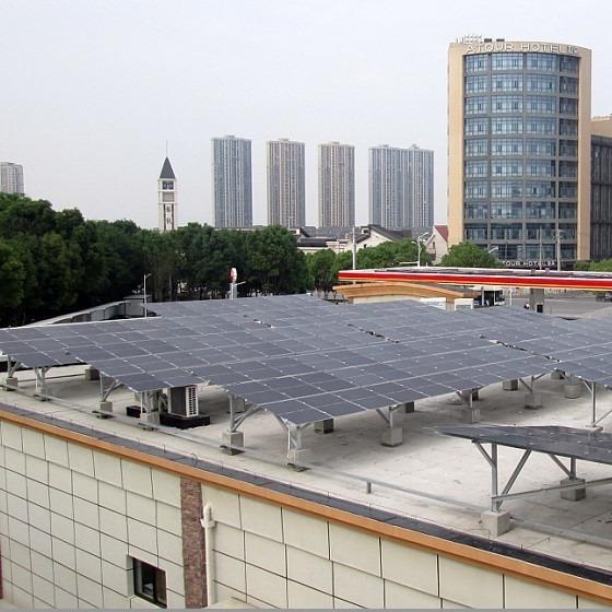 Nível do MW na instalação à terra do sistema solar da grade com o painel solar policristalino