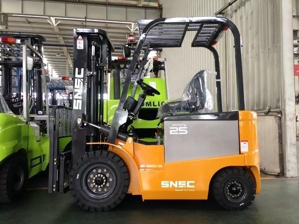 米国 カーティス制御器 2.5 トン容量 電気フォークリフト 倉庫業務に最適