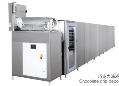 A produção da barra de chocolate faz à máquina a máquina de depósito do chocolate