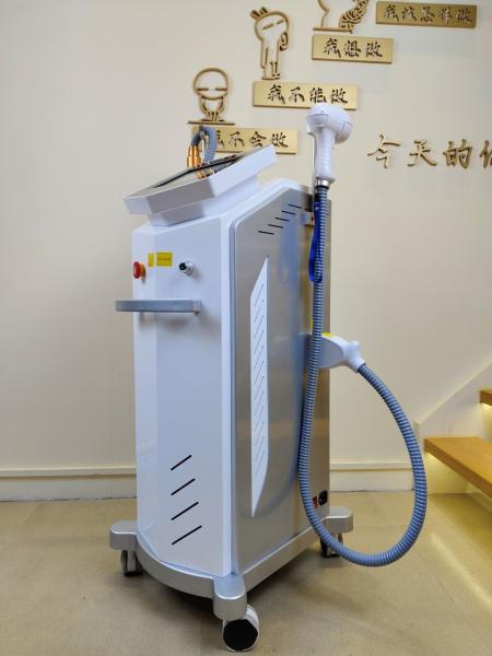 755 808 1064nm Diode Laser Hair Removal Machine with Semiconductor Refrigeration