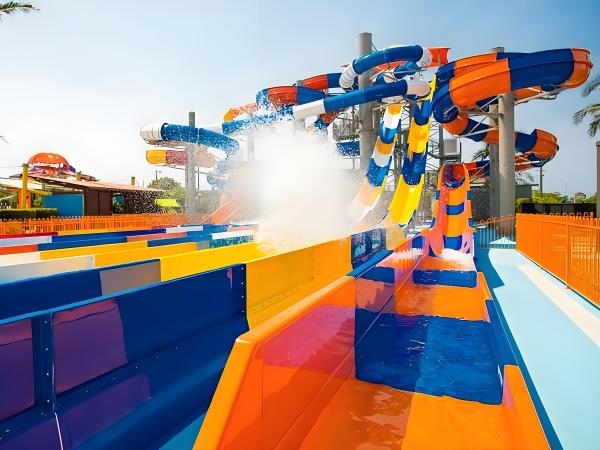 2025 Nueva piscina al aire libre tobogán de fibra de vidrio equipo de juego acuático parque infantil diseño personalizado para adultos