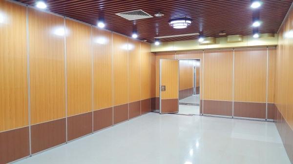 Paredes de separação de dobramento operáveis do rolamento acústico do hotel com portas da passagem
