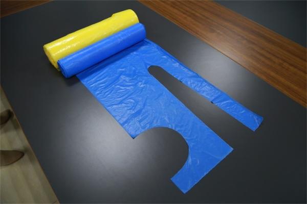 Polythene Disposable Adult Aprons , Unisex Use And Throw Aprons Fluid Resistant