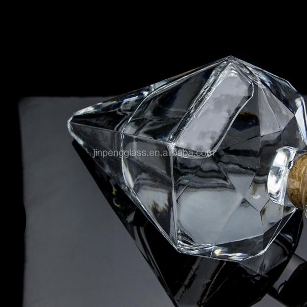 Botella de whisky de vidrio de 700 ml con forma única de diamante y logotipo personalizado
