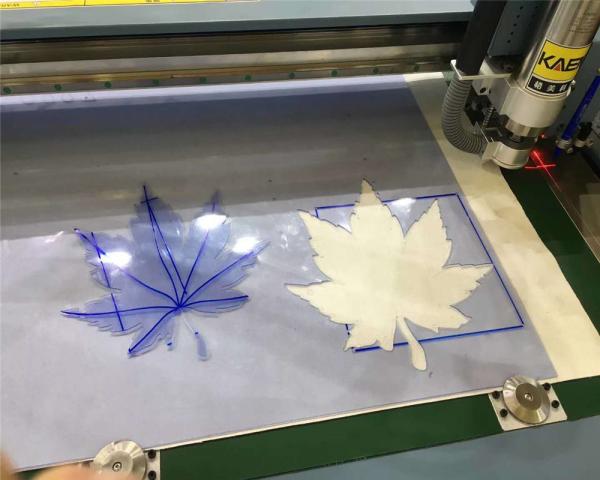 Réserve prête 3.5KW CNC coupeuse numérique pour couper la portée 2500 * 1800mm Single Ply tissus