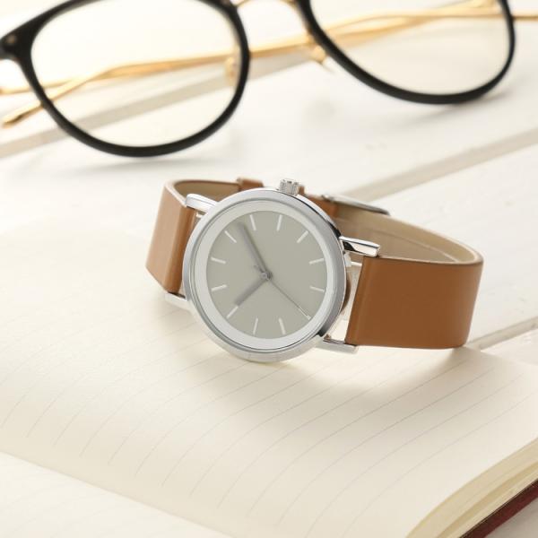 Кварц высокой точности женщин наблюдает гарантию 12 месяцев с диапазоном кожи Брауна