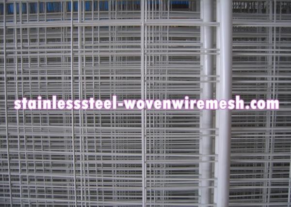 White Vinyl Coated Welded Wire Mesh Fencing Metal Mesh Fence Oxidation Resistance