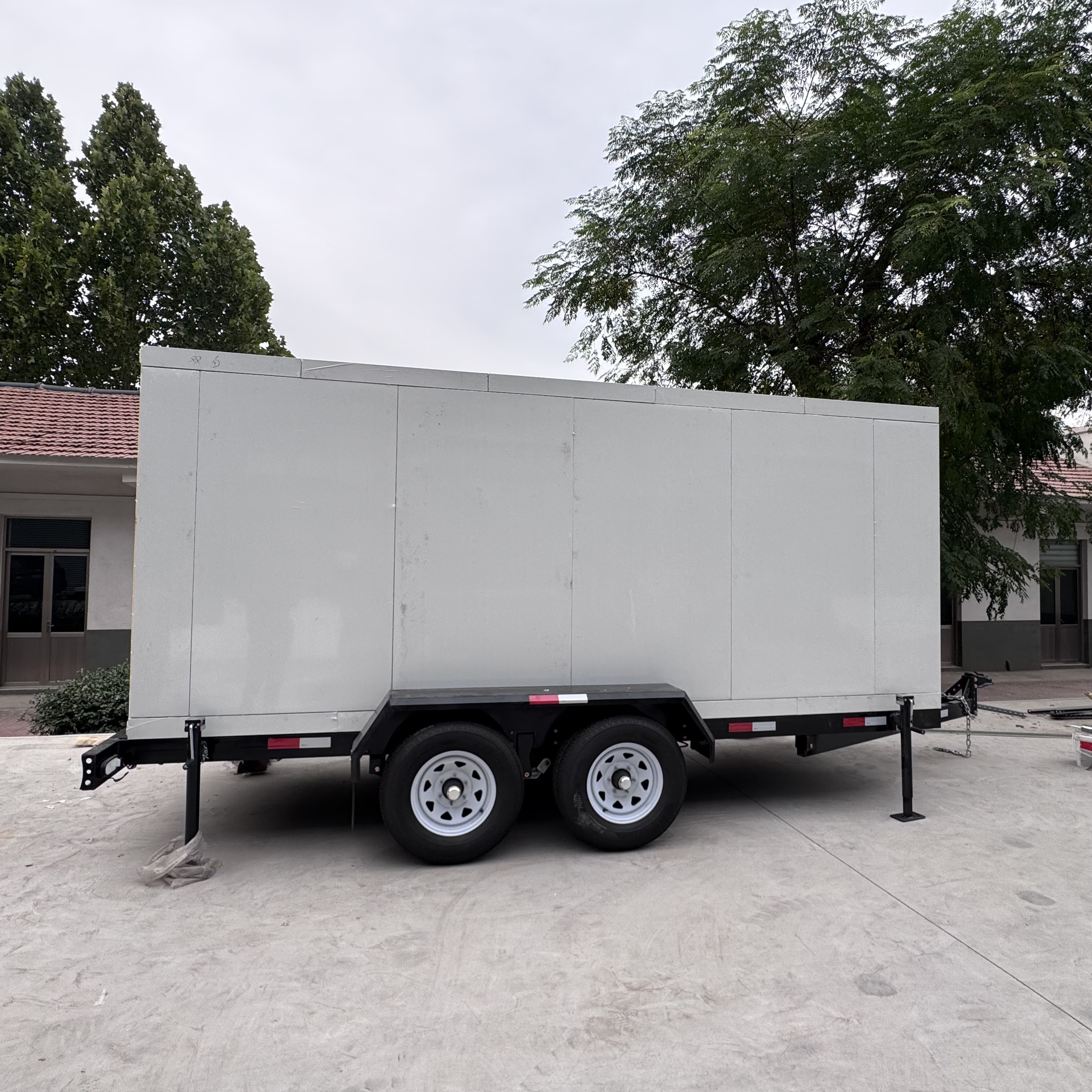 Walk in Cold Room with Custom Branding and Color Finishes, Durable Painted Steel Structure, and Adjustable Temperature Range for Food Industry