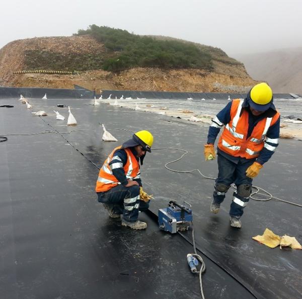 高密度ポリエチレン HDPE 地膜 ブラック UV 耐性 コーナー 埋立地に用いるポリエチレン池コーナー 1.5mm 厚さ