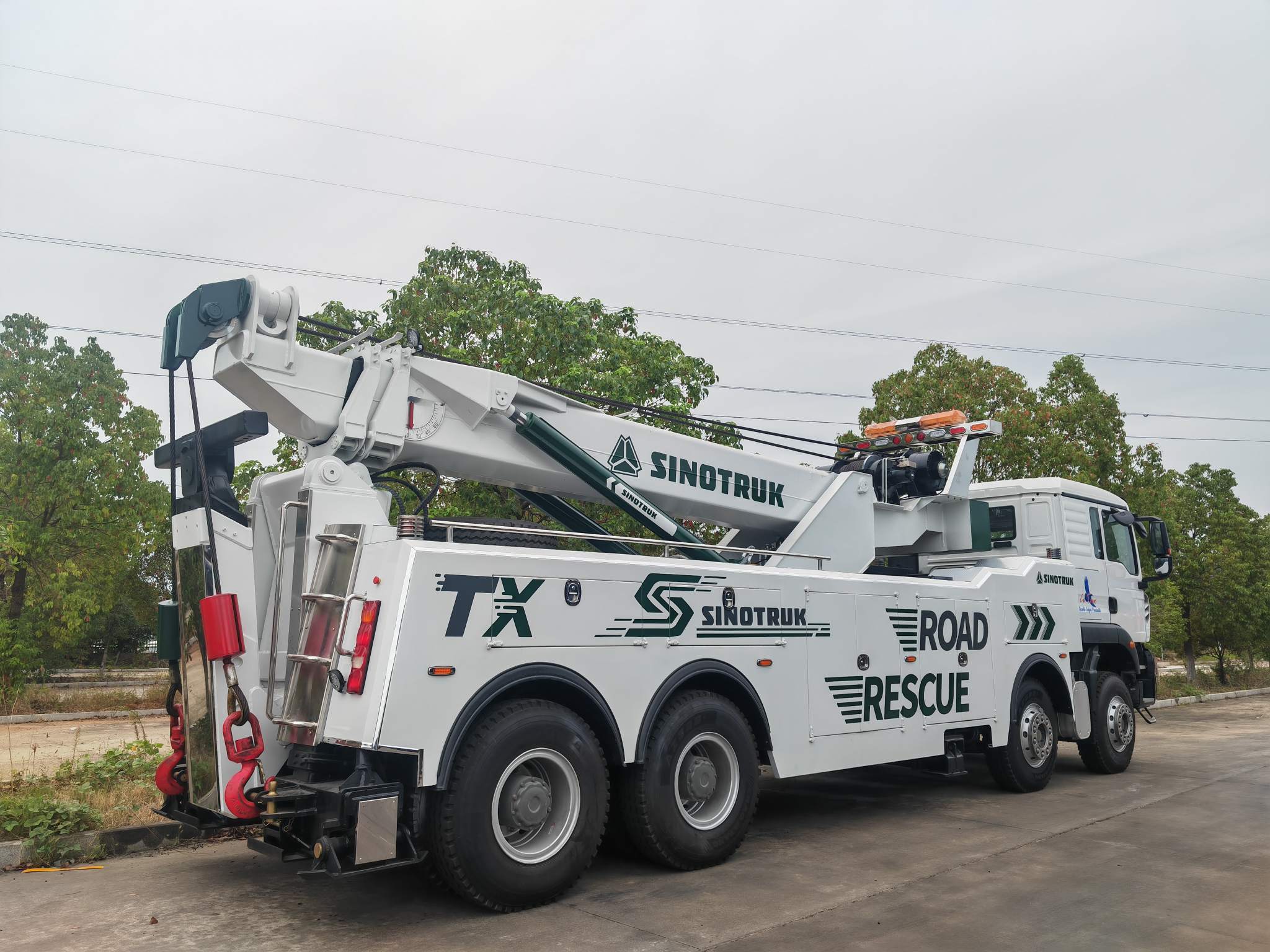 HOWO 30-Ton Heavy Duty Rotator Wrecker Truck (Road Rescue & Recovery Vehicle)
